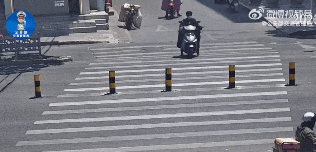 男子骑电动车摔倒后躺卧在地！还好有“它”！