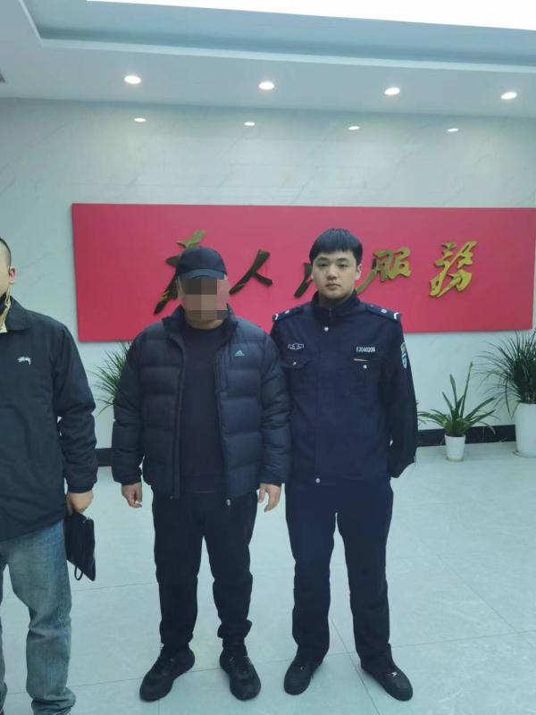 巧了！民警休假吃火锅，“顺手”抓获两名逃犯