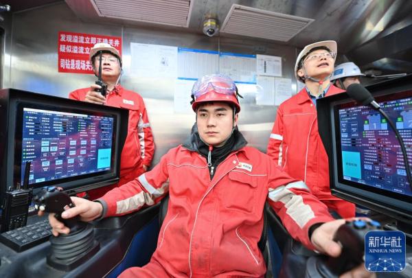 地下“冲刺”成功 &nbsp;我国在大漠腹地打出首口万米深井