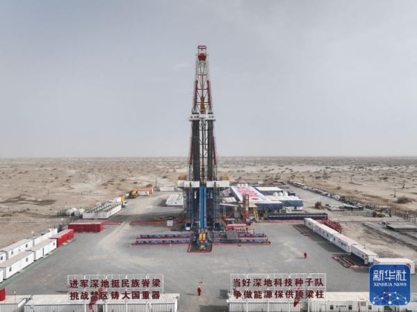 地下“冲刺”成功 &nbsp;我国在大漠腹地打出首口万米深井