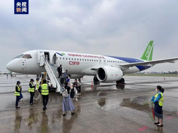 国产大飞机,首次飞抵→ 国产大飞机,首次飞抵→