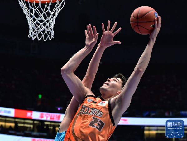 北区明星队球员阿不都沙拉木投篮.