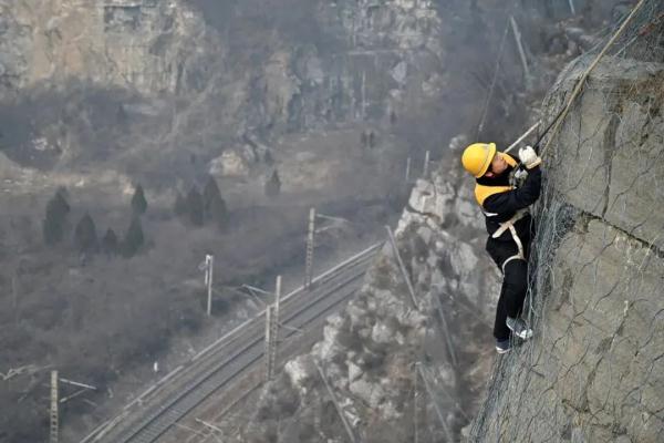 这个铁路工种，作业点在悬崖峭壁！