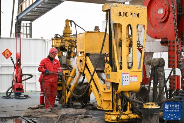 地下“冲刺”成功 &nbsp;我国在大漠腹地打出首口万米深井
