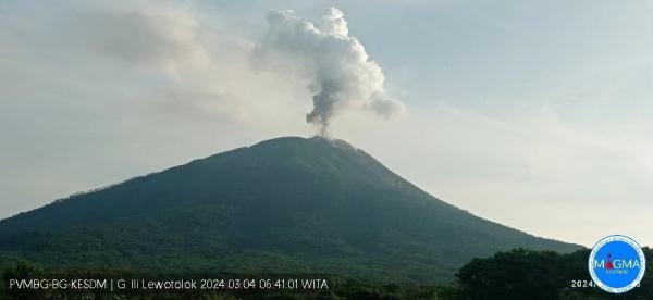 印尼两座火山先后发生喷发