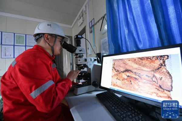 地下“冲刺”成功 &nbsp;我国在大漠腹地打出首口万米深井