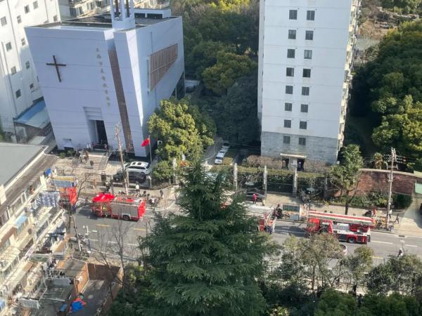 上海光新路一居民家中起火,幸无人员伤亡 上海光新路一居民家中起火,幸无人员伤亡