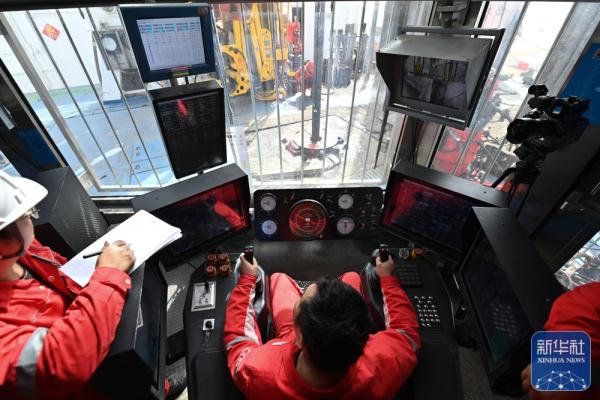 地下“冲刺”成功 &nbsp;我国在大漠腹地打出首口万米深井