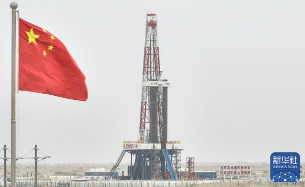 地下“冲刺”成功 &nbsp;我国在大漠腹地打出首口万米深井