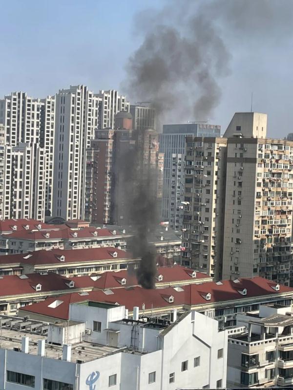 上海光新路一居民家中起火,幸无人员伤亡 上海光新路一居民家中起火,幸无人员伤亡
