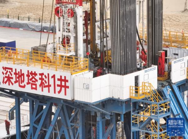 地下“冲刺”成功 &nbsp;我国在大漠腹地打出首口万米深井