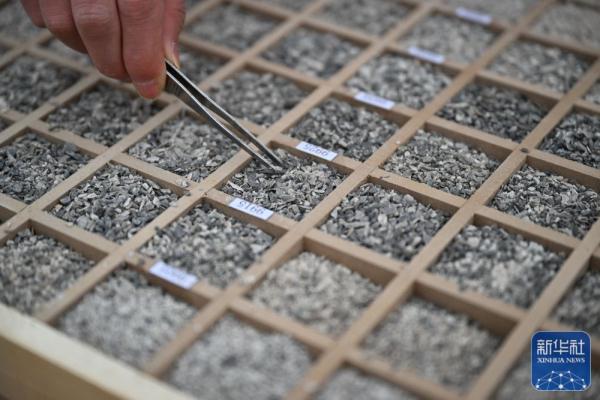 地下“冲刺”成功 &nbsp;我国在大漠腹地打出首口万米深井