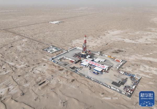 地下“冲刺”成功 &nbsp;我国在大漠腹地打出首口万米深井