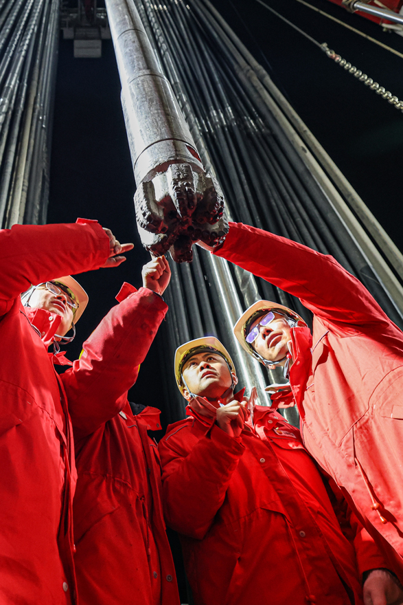 刷新亚洲最深直井纪录 深地塔科1井钻探深度突破1万米大关