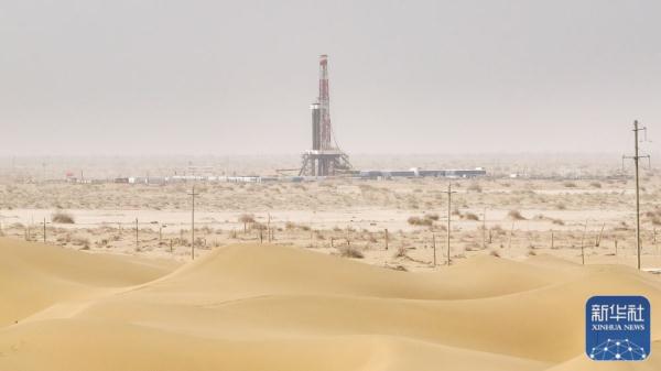 地下“冲刺”成功 &nbsp;我国在大漠腹地打出首口万米深井