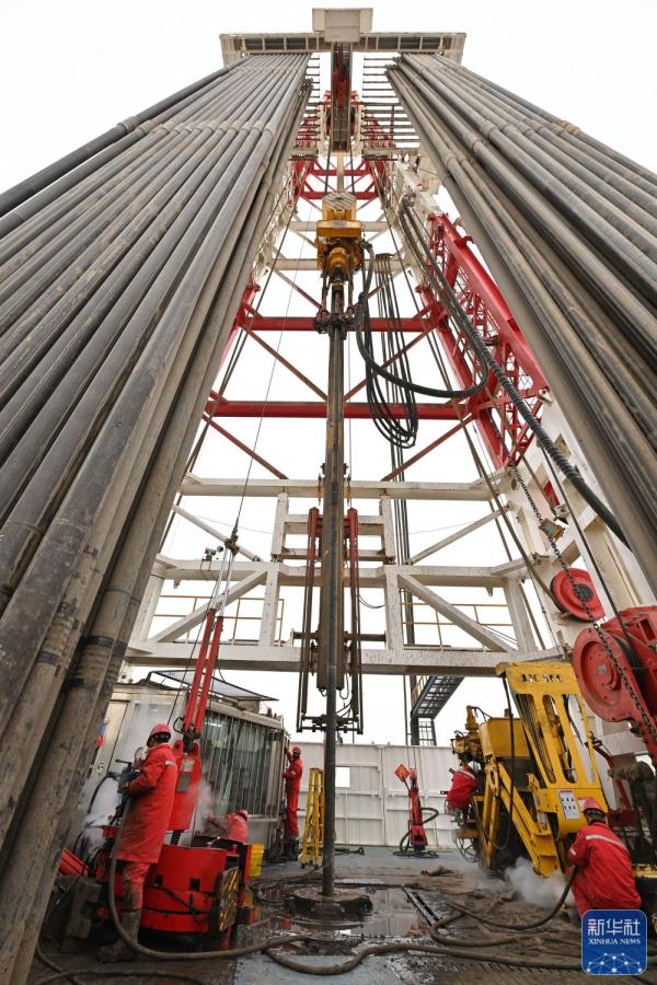 地下“冲刺”成功 &nbsp;我国在大漠腹地打出首口万米深井