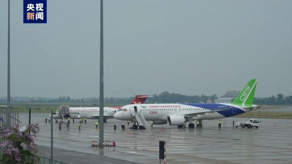 国产大飞机,首次飞抵→ 国产大飞机,首次飞抵→