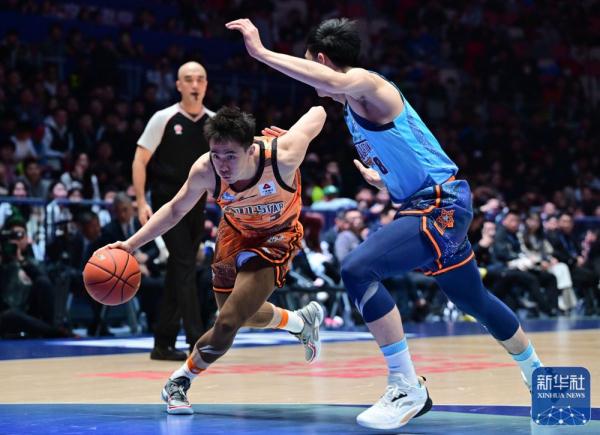 新华社记者 魏培全 摄↑北区明星队球员阿不都沙拉木投篮.