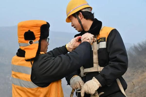 这个铁路工种，作业点在悬崖峭壁！