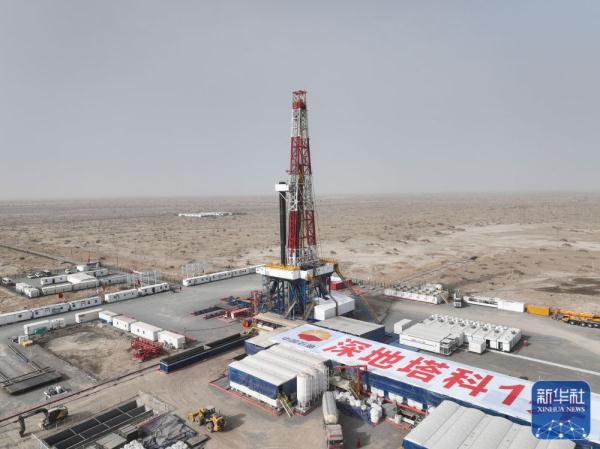 地下“冲刺”成功 &nbsp;我国在大漠腹地打出首口万米深井