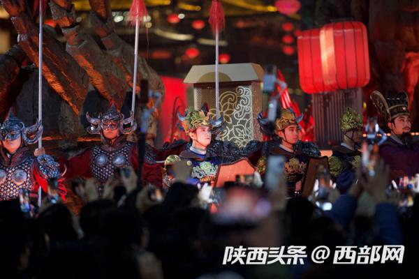 西安“丢刀侍卫”换新刀了!欢迎来看带刀版侍卫 西安“丢刀侍卫”换新刀了!欢迎来看带刀版侍卫