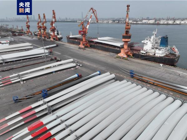 天津口岸今年首批国产风电叶片顺利出境 多项船舶纪录被刷新 天津口岸今年首批国产风电叶片顺利出境 多项船舶纪录被刷新