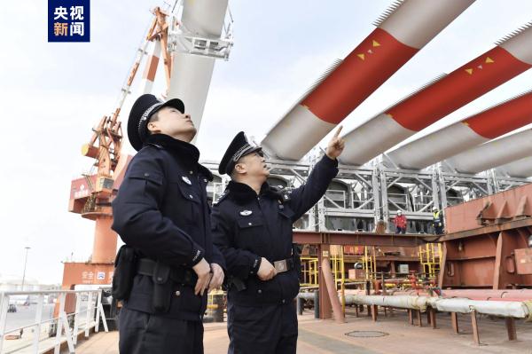 天津口岸今年首批国产风电叶片顺利出境 多项船舶纪录被刷新 天津口岸今年首批国产风电叶片顺利出境 多项船舶纪录被刷新