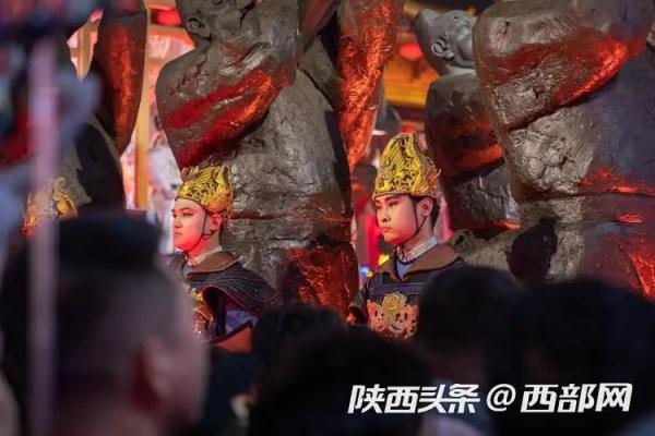 西安“丢刀侍卫”换新刀了!欢迎来看带刀版侍卫 西安“丢刀侍卫”换新刀了!欢迎来看带刀版侍卫