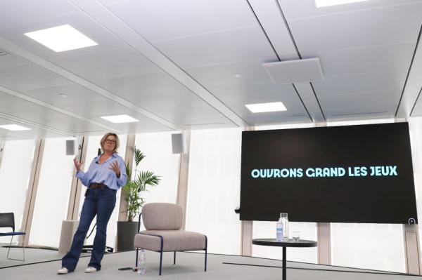 巴黎奥运会海报出炉：“塞纳上河图”？