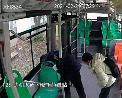 他掏出10元钱，塞到了小学生手里