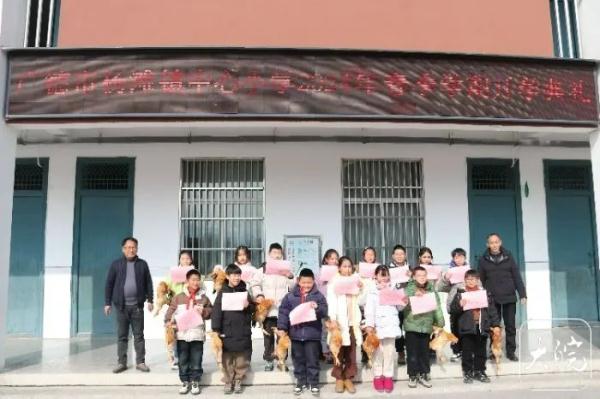 安徽一学校给优秀学生发活鸡一只！家长留言：全家高兴