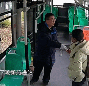 他掏出10元钱，塞到了小学生手里