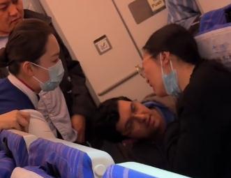 深圳飞悉尼航班上女子呼吸困难，外国医生出手化险为夷，目击者讲述详情