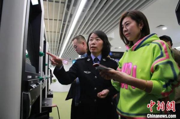西安、青岛签发首张往来港澳“个人旅游签注”