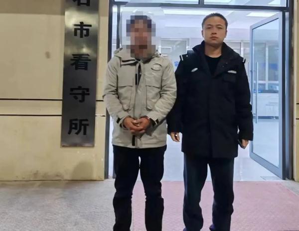 抓捕时遇嫌疑人的一双儿女,民警“撒谎”被怒赞! 抓捕时遇嫌疑人的一双儿女,民警“撒谎”被怒赞!