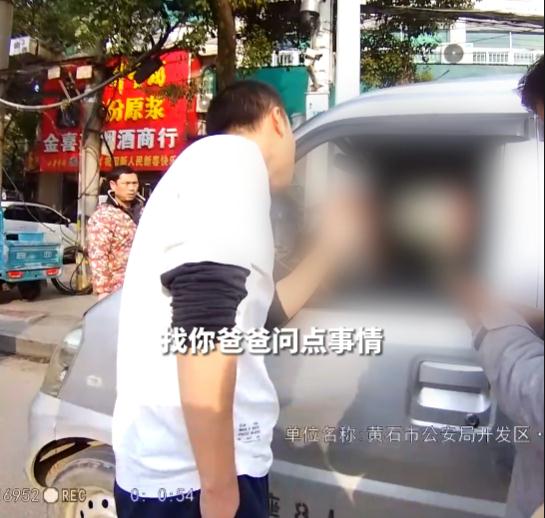 抓捕时遇嫌疑人的一双儿女,民警“撒谎”被怒赞! 抓捕时遇嫌疑人的一双儿女,民警“撒谎”被怒赞!