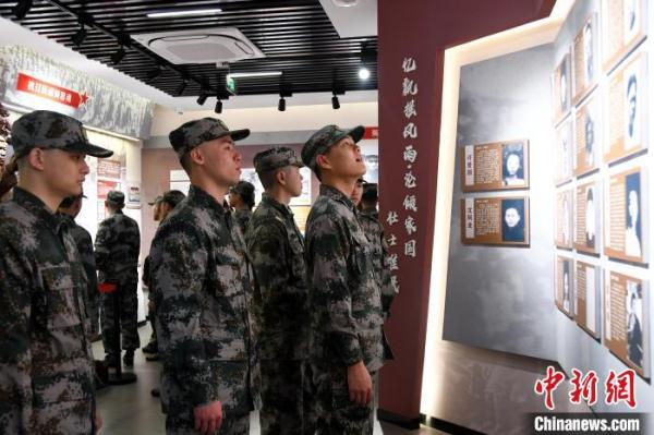 福建漳州：百名“准新兵”役前寻访英雄路