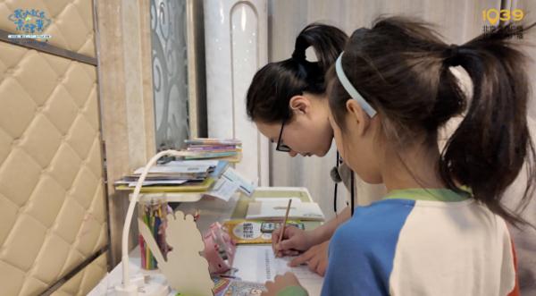 “真好，妈妈每天都能回家陪我！”