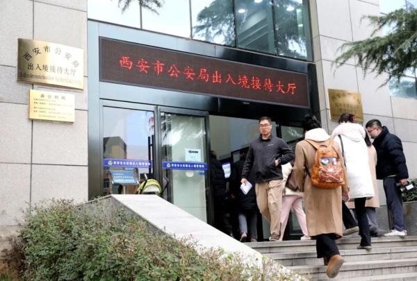西安、青岛签发首张往来港澳“个人旅游签注”