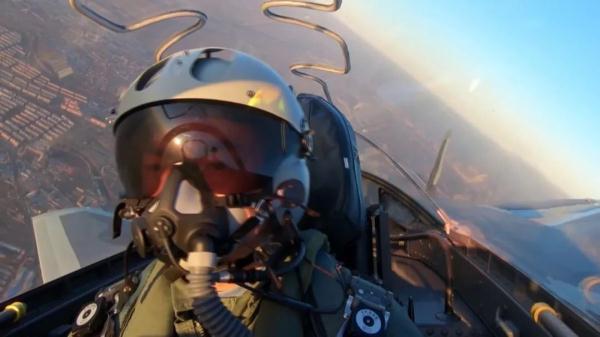 “金头盔”飞行员亮相“代表通道”！他是谁？