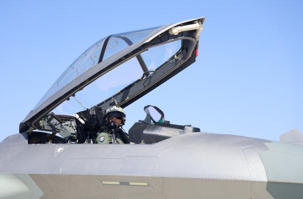 “金头盔”飞行员亮相“代表通道”！他是谁？