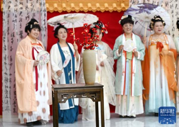 山东青岛:建筑女工汉服秀 山东青岛:建筑女工汉服秀