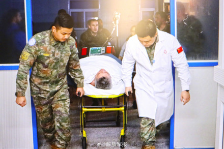 我赴黎维和医疗分队紧急救治维和友军