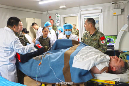 我赴黎维和医疗分队紧急救治维和友军