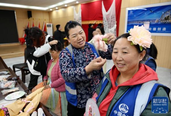 山东青岛:建筑女工汉服秀 山东青岛:建筑女工汉服秀