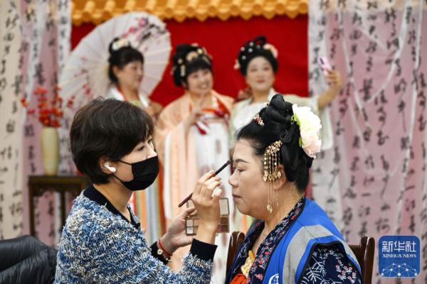 山东青岛:建筑女工汉服秀 山东青岛:建筑女工汉服秀