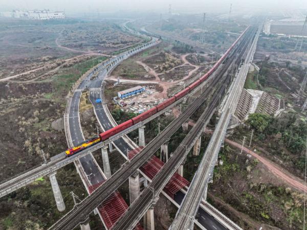 重庆中欧班列2023年整车出口突破11万台 重庆中欧班列2023年整车出口突破11万台