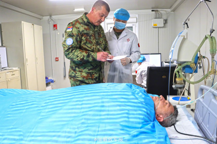 我赴黎维和医疗分队紧急救治维和友军