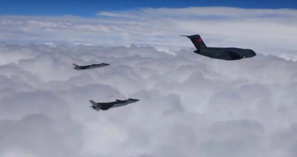 “金头盔”飞行员亮相“代表通道”！他是谁？