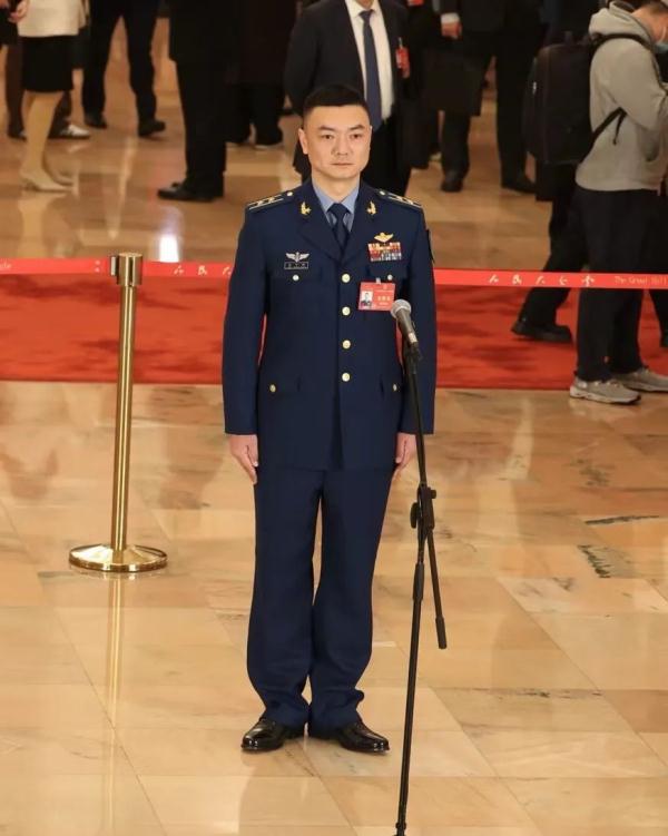 “金头盔”飞行员亮相“代表通道”！他是谁？